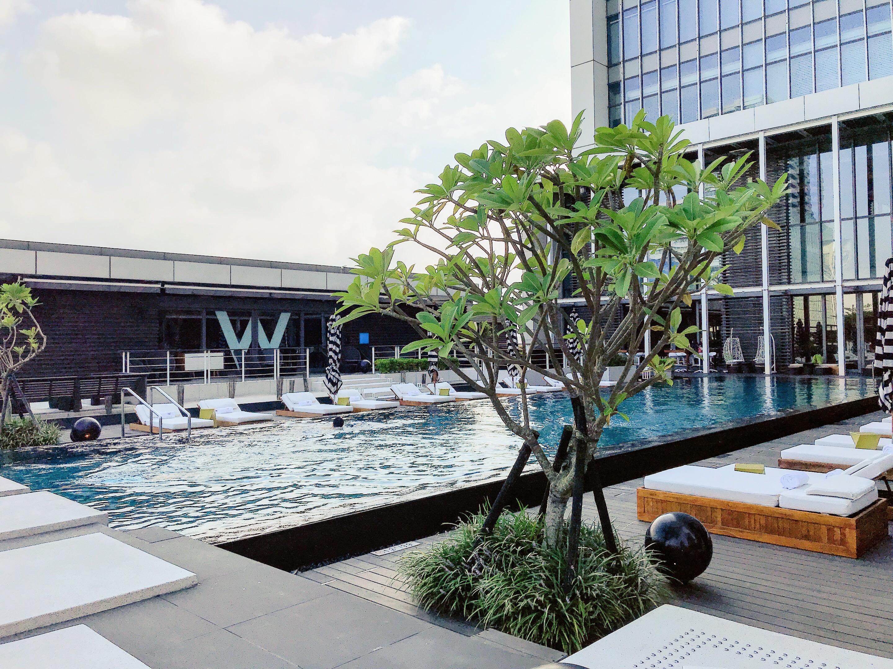 W Taipei ここも台北 一年中おしゃれなホテルの屋外プールが楽しめるリゾート気分 Wet Bar 華流汀羅